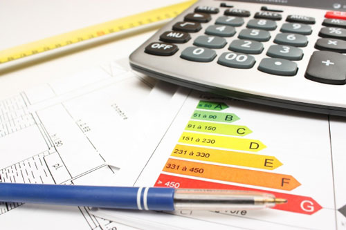 Calculadora junto a etiqueta de calificación energética de la A a la G y planos de inmueble