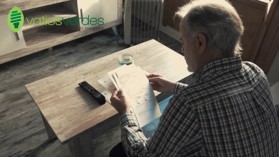 Propietario revisando la documentación necesaria para vender su vivienda