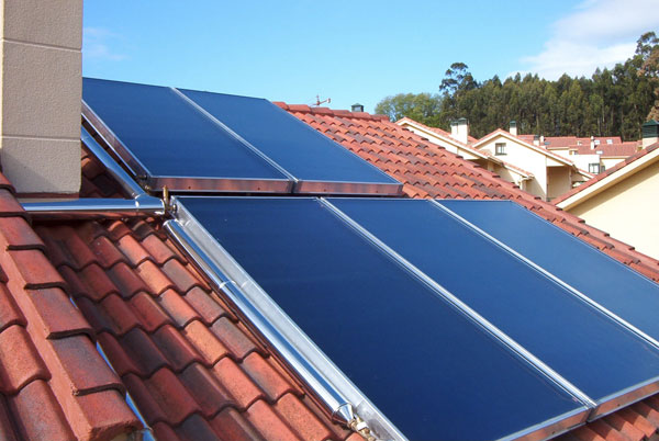 Placas solares instaladas en tejado de vivienda como mejora de eficiencia energética