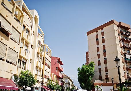 Edificio de comunidad de vecinos para revisión de suministros y ahorro energético