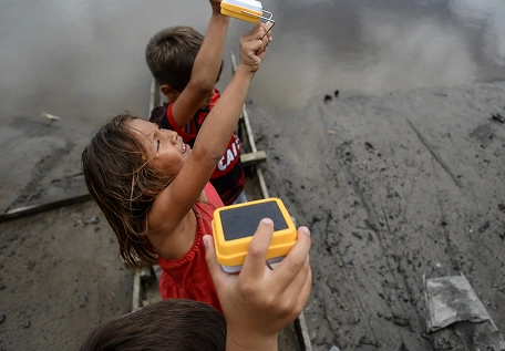 Niña con lámpara solar del proyecto Light Humanity, apoyado por Vatios Verdes contra la pobreza energética