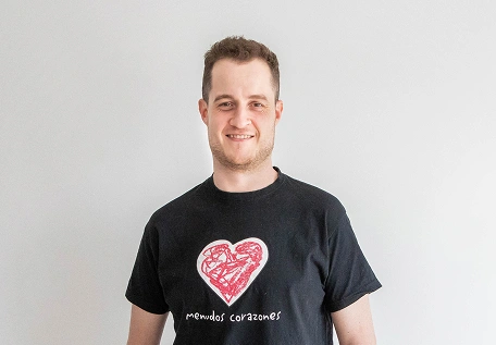 Javier Andrés Alda con camiseta de Menudos Corazones, proyecto solidario de Vatios Verdes